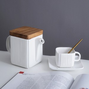 Elegante Teekanne aus mattem Porzellan im japanischen Stil mit Holzdeckel, individuelles Kaffee-Teetassen-Set aus blau-weißer Keramik