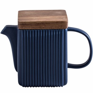 Elegante Teekanne aus mattem Porzellan im japanischen Stil mit Holzdeckel, individuelles Kaffee-Teetassen-Set aus blau-weißer Keramik